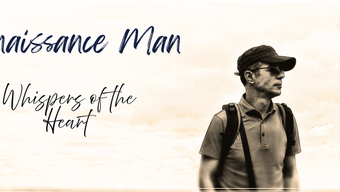 Een man met pet tegen een beige-crème achtergrond en letters aan de linkerzijde